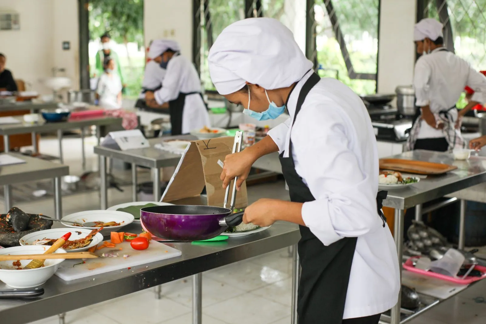 Peserta kelas tata boga memasak di dapur latih